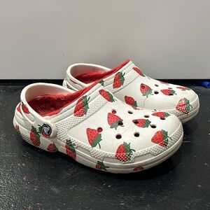 VACAY VIBES LINED STRAWBERRY Crocs. Size women’s 7 Men’s 5
